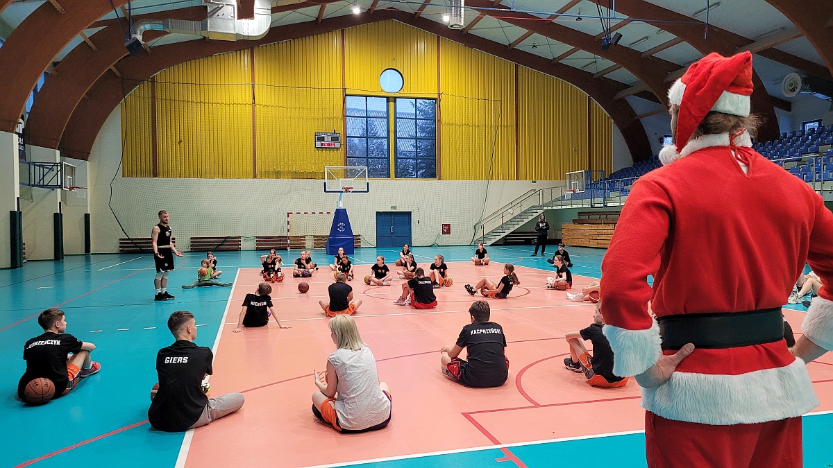 Koszykarskie Mikołajki z Kacpą [07.12.2023] - zdjęcie #13 - eOstroleka.pl
