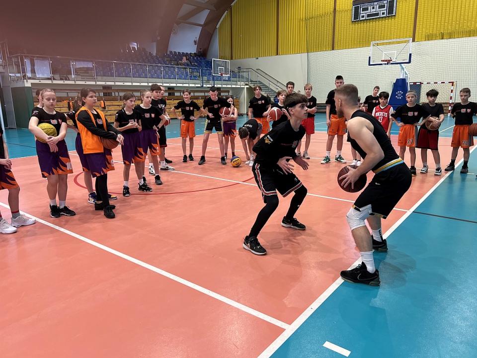 Koszykarskie Mikołajki z Kacpą [07.12.2023] - zdjęcie #1 - eOstroleka.pl