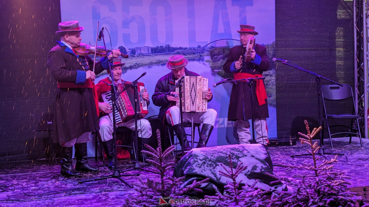 I Kurpiowski Jarmark Bożonarodzeniowy w Ostrołęce - koncert Kapeli Kurpiowskie z Zawad [09.12.2023] - zdjęcie #22 - eOstroleka.pl