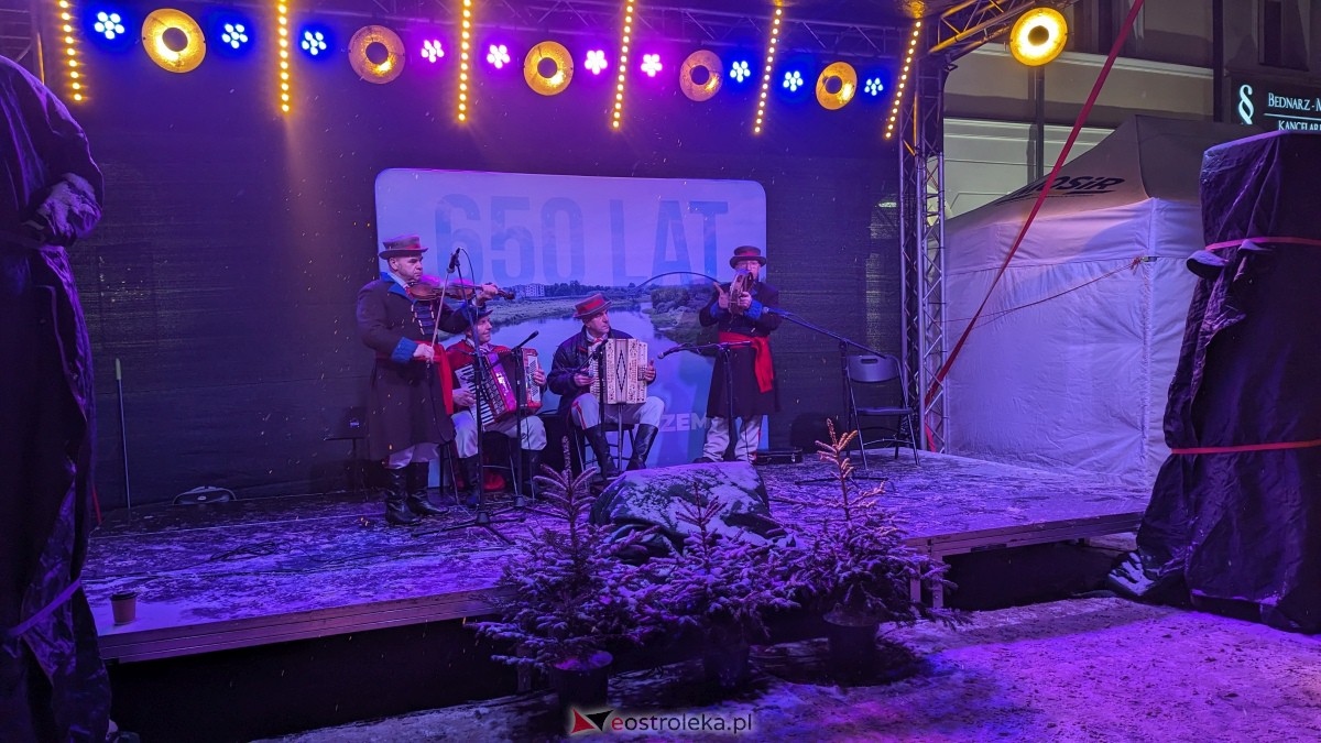 I Kurpiowski Jarmark Bożonarodzeniowy w Ostrołęce - koncert Kapeli Kurpiowskie z Zawad [09.12.2023] - zdjęcie #21 - eOstroleka.pl