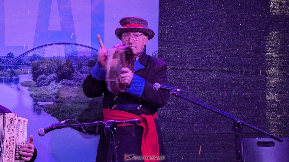 I Kurpiowski Jarmark Bożonarodzeniowy w Ostrołęce - koncert Kapeli Kurpiowskie z Zawad [09.12.2023] - zdjęcie #20 - eOstroleka.pl