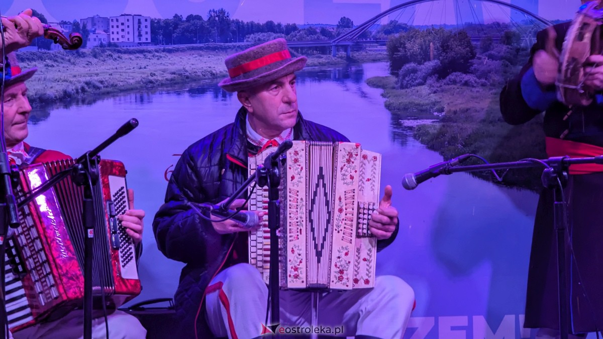 I Kurpiowski Jarmark Bożonarodzeniowy w Ostrołęce - koncert Kapeli Kurpiowskie z Zawad [09.12.2023] - zdjęcie #19 - eOstroleka.pl