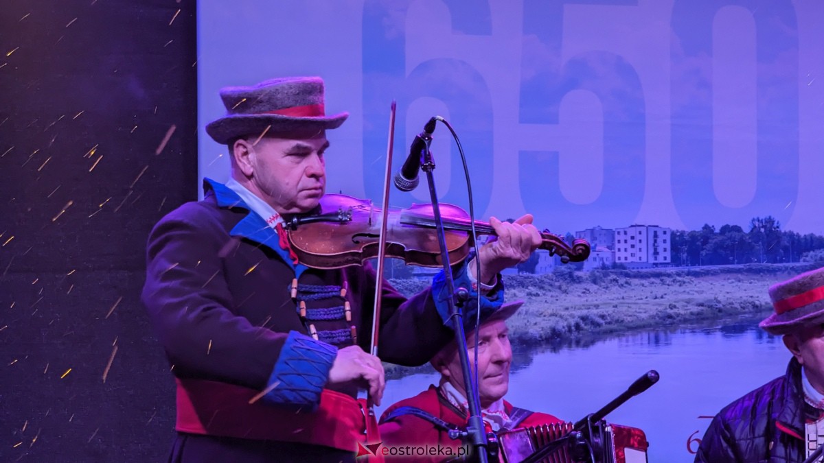 I Kurpiowski Jarmark Bożonarodzeniowy w Ostrołęce - koncert Kapeli Kurpiowskie z Zawad [09.12.2023] - zdjęcie #18 - eOstroleka.pl