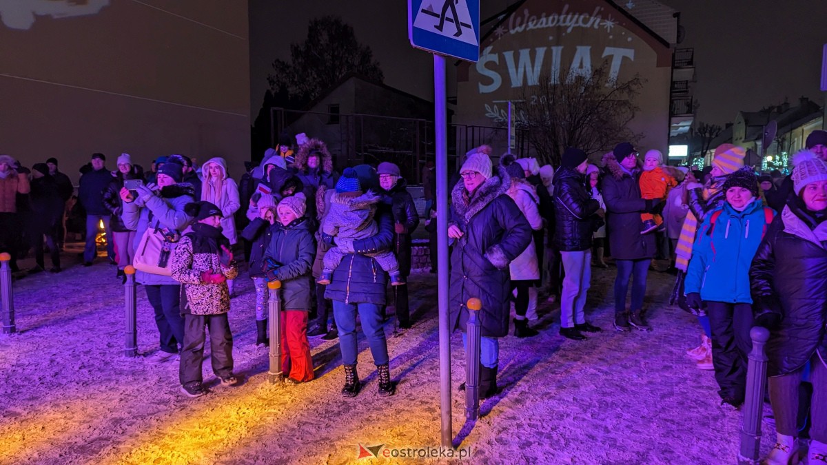I Kurpiowski Jarmark Bożonarodzeniowy w Ostrołęce - koncert Kapeli Kurpiowskie z Zawad [09.12.2023] - zdjęcie #17 - eOstroleka.pl