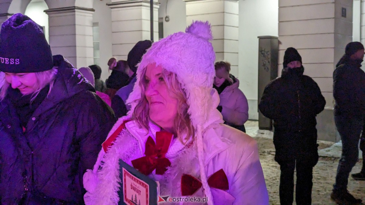 I Kurpiowski Jarmark Bożonarodzeniowy w Ostrołęce - koncert Kapeli Kurpiowskie z Zawad [09.12.2023] - zdjęcie #15 - eOstroleka.pl