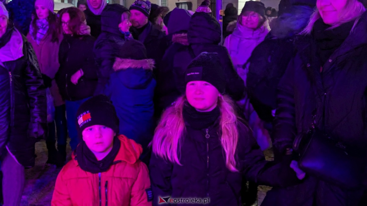 I Kurpiowski Jarmark Bożonarodzeniowy w Ostrołęce - koncert Kapeli Kurpiowskie z Zawad [09.12.2023] - zdjęcie #14 - eOstroleka.pl