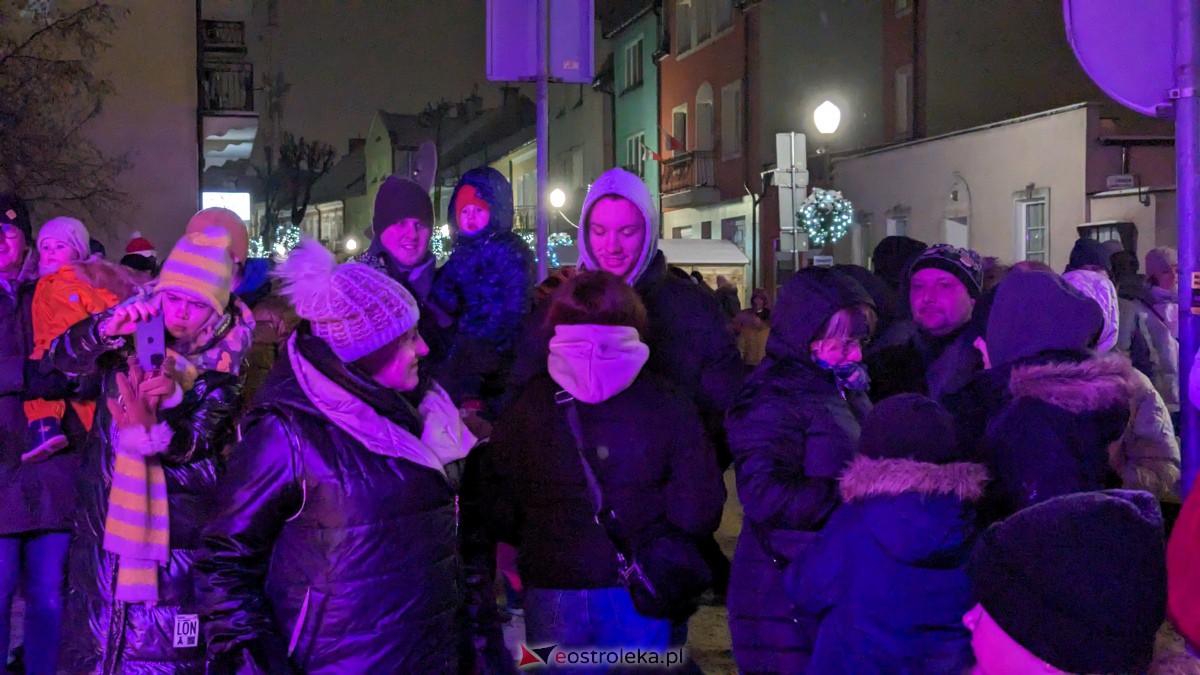 I Kurpiowski Jarmark Bożonarodzeniowy w Ostrołęce - koncert Kapeli Kurpiowskie z Zawad [09.12.2023] - zdjęcie #13 - eOstroleka.pl