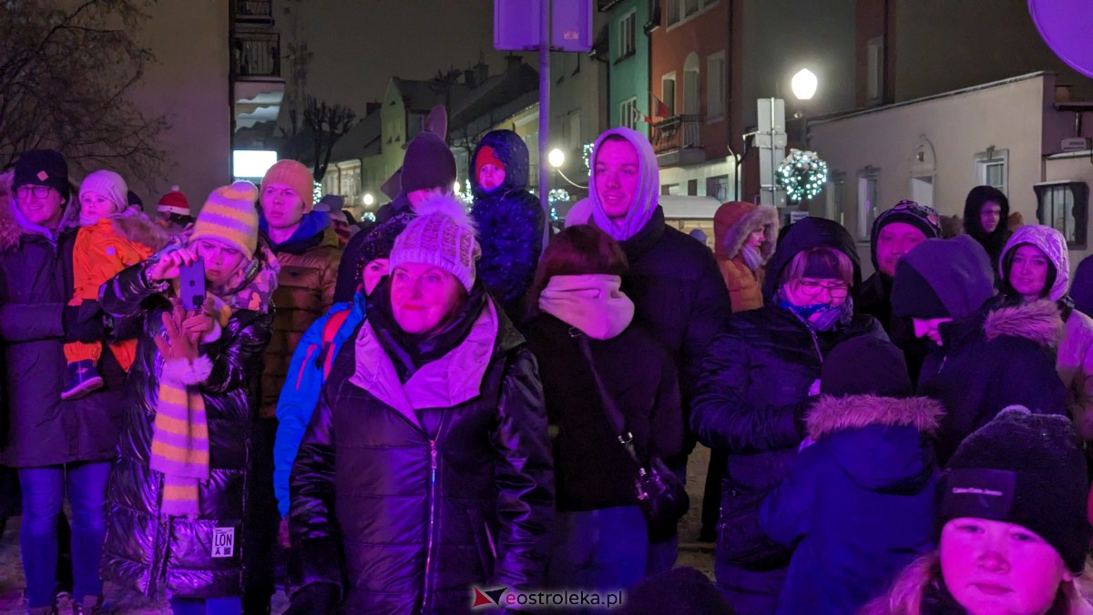 I Kurpiowski Jarmark Bożonarodzeniowy w Ostrołęce - koncert Kapeli Kurpiowskie z Zawad [09.12.2023] - zdjęcie #12 - eOstroleka.pl