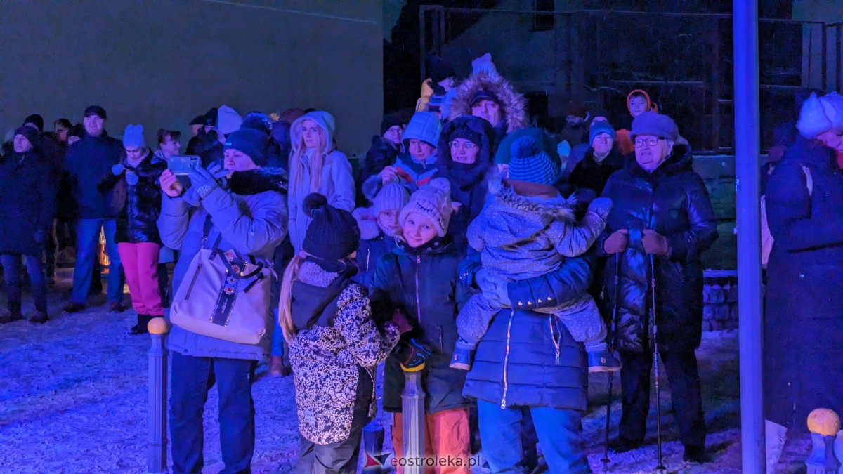 I Kurpiowski Jarmark Bożonarodzeniowy w Ostrołęce - koncert Kapeli Kurpiowskie z Zawad [09.12.2023] - zdjęcie #11 - eOstroleka.pl