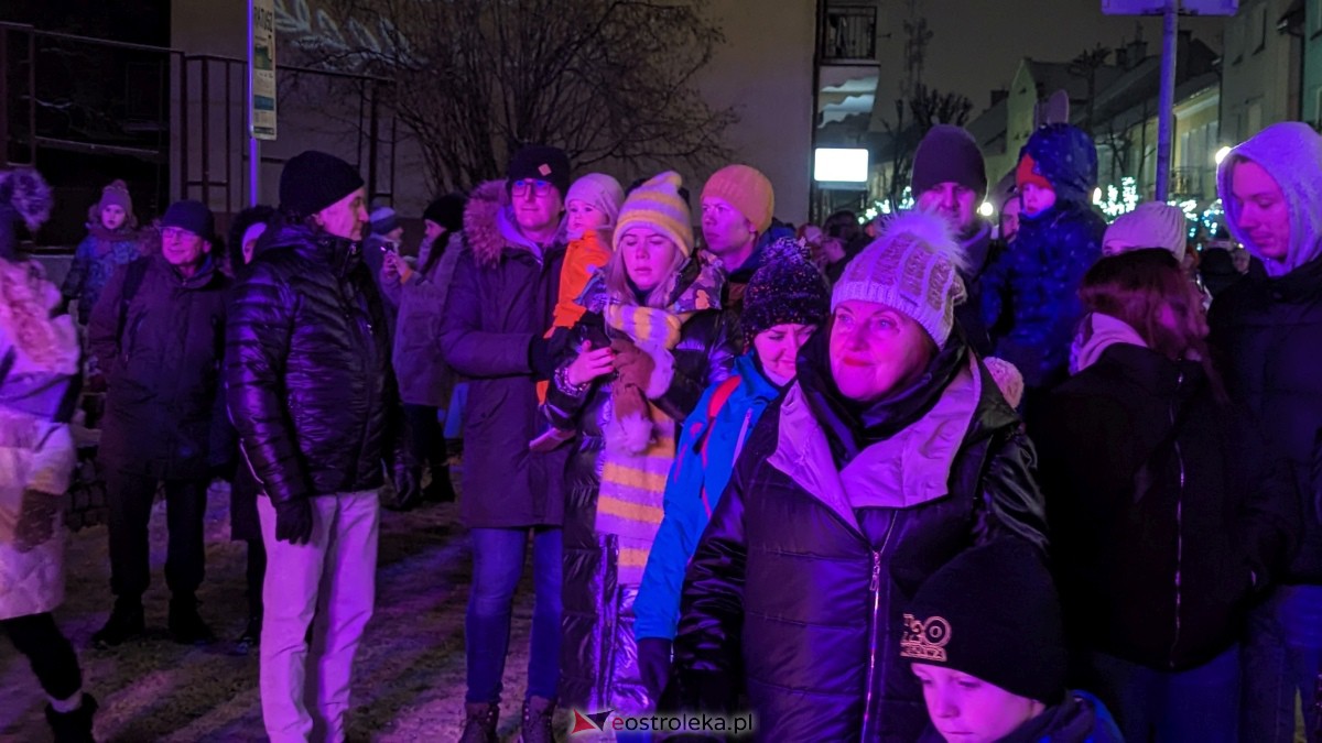 I Kurpiowski Jarmark Bożonarodzeniowy w Ostrołęce - koncert Kapeli Kurpiowskie z Zawad [09.12.2023] - zdjęcie #9 - eOstroleka.pl