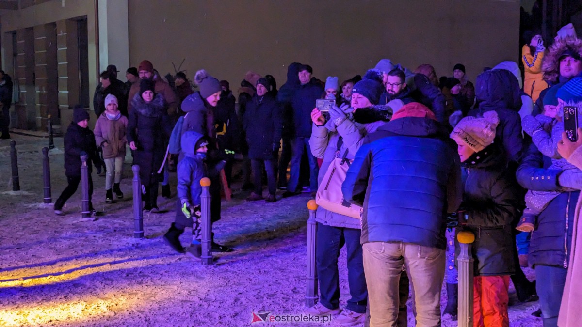 I Kurpiowski Jarmark Bożonarodzeniowy w Ostrołęce - koncert Kapeli Kurpiowskie z Zawad [09.12.2023] - zdjęcie #8 - eOstroleka.pl