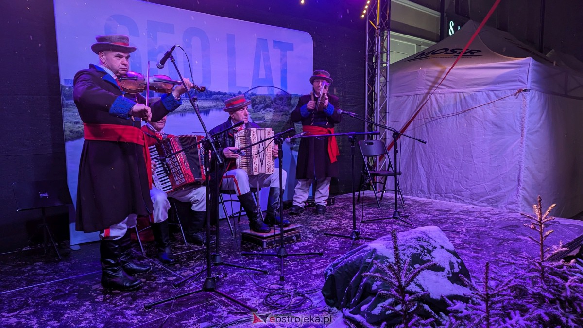 I Kurpiowski Jarmark Bożonarodzeniowy w Ostrołęce - koncert Kapeli Kurpiowskie z Zawad [09.12.2023] - zdjęcie #7 - eOstroleka.pl
