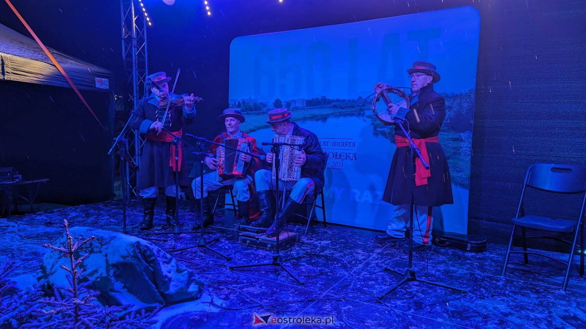 I Kurpiowski Jarmark Bożonarodzeniowy w Ostrołęce - koncert Kapeli Kurpiowskie z Zawad [09.12.2023] - zdjęcie #6 - eOstroleka.pl