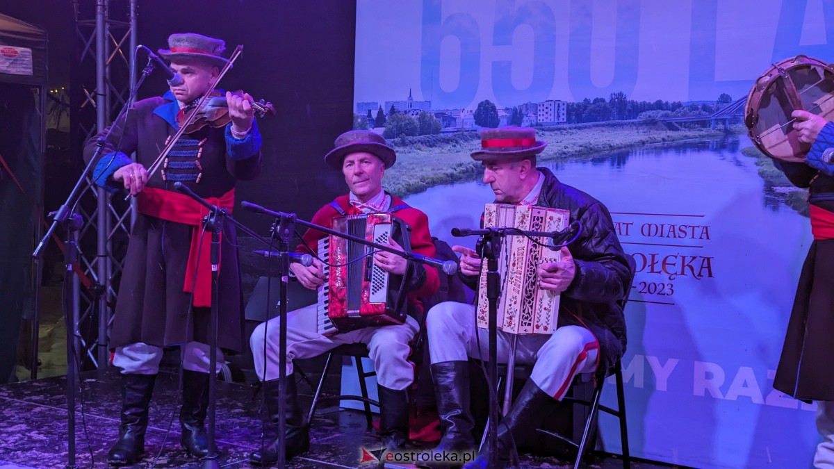 I Kurpiowski Jarmark Bożonarodzeniowy w Ostrołęce - koncert Kapeli Kurpiowskie z Zawad [09.12.2023] - zdjęcie #5 - eOstroleka.pl