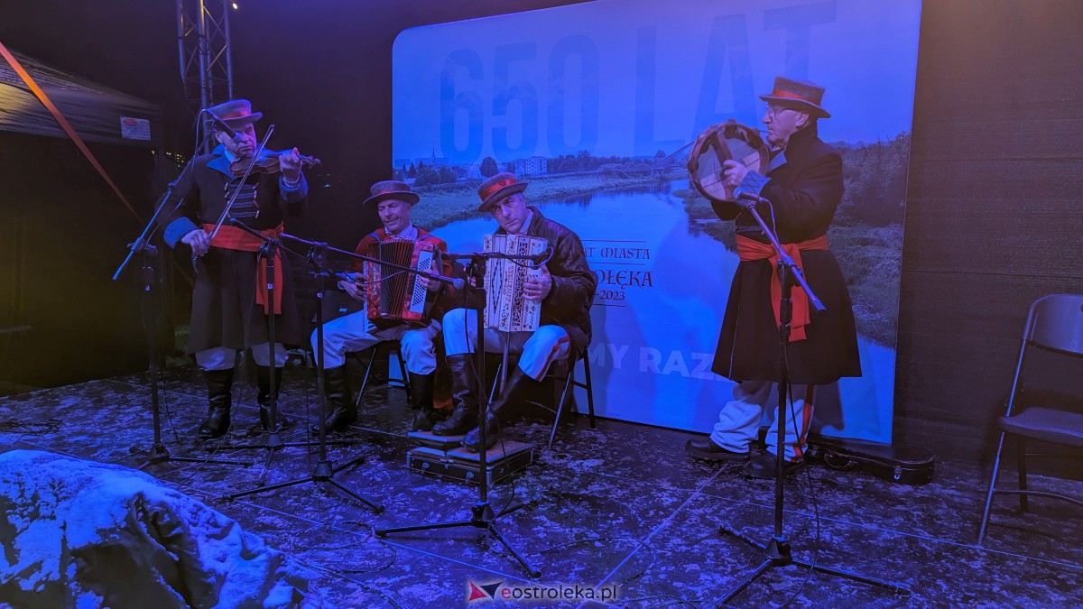 I Kurpiowski Jarmark Bożonarodzeniowy w Ostrołęce - koncert Kapeli Kurpiowskie z Zawad [09.12.2023] - zdjęcie #4 - eOstroleka.pl