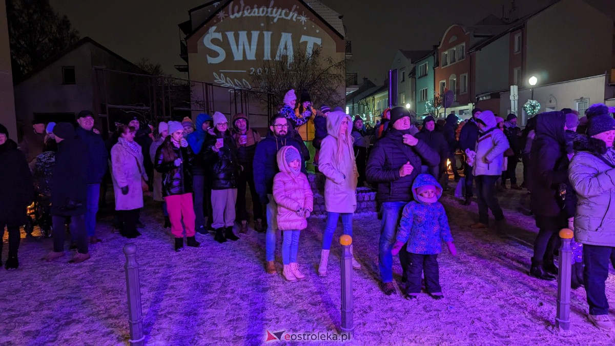 I Kurpiowski Jarmark Bożonarodzeniowy w Ostrołęce - koncert Kapeli Kurpiowskie z Zawad [09.12.2023] - zdjęcie #2 - eOstroleka.pl