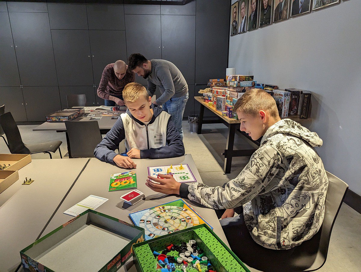 Grudniowe spotkanie przy grach planszowych w MŻW w Ostrołęce Kryptonim: Gramy! [10.12.2023] - zdjęcie #10 - eOstroleka.pl