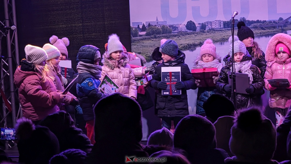 I KurpiowskiJarmark Bożonarodzeniowy w Ostrołęce - strojenie choinki [10.12.2023] - zdjęcie #129 - eOstroleka.pl