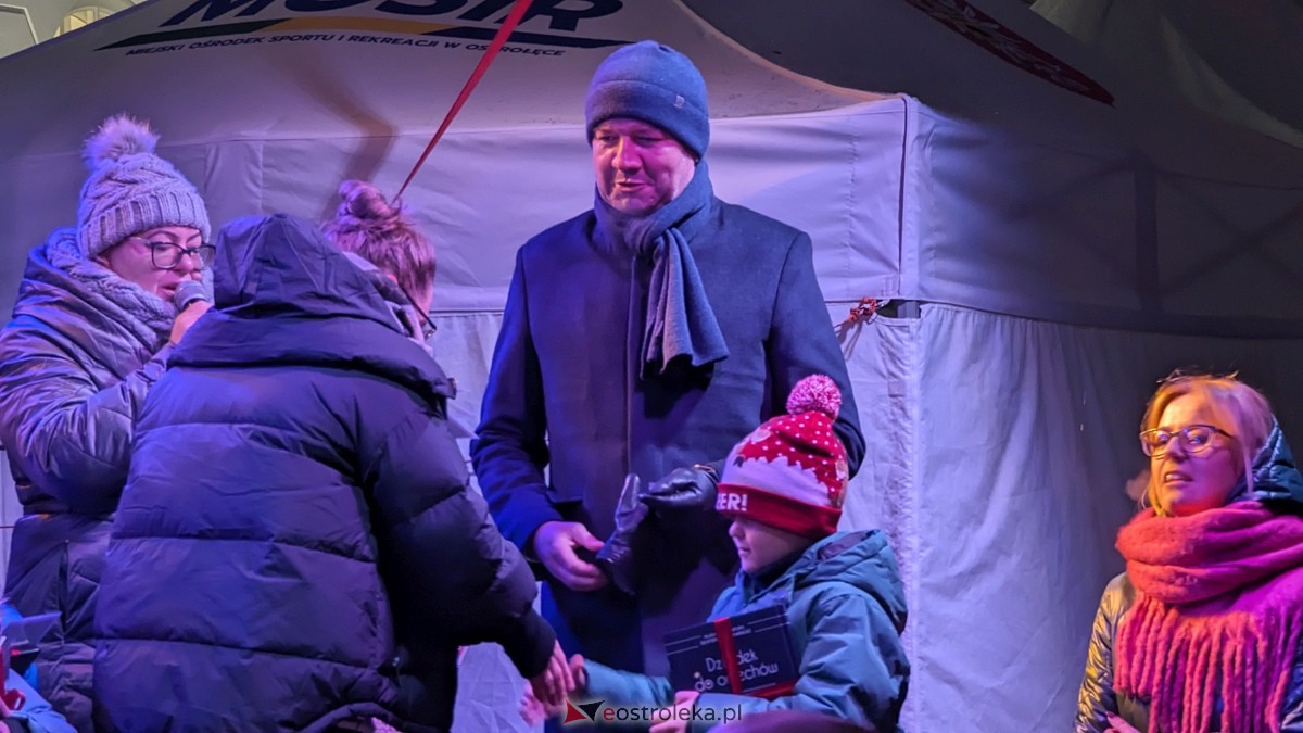 I KurpiowskiJarmark Bożonarodzeniowy w Ostrołęce - strojenie choinki [10.12.2023] - zdjęcie #117 - eOstroleka.pl