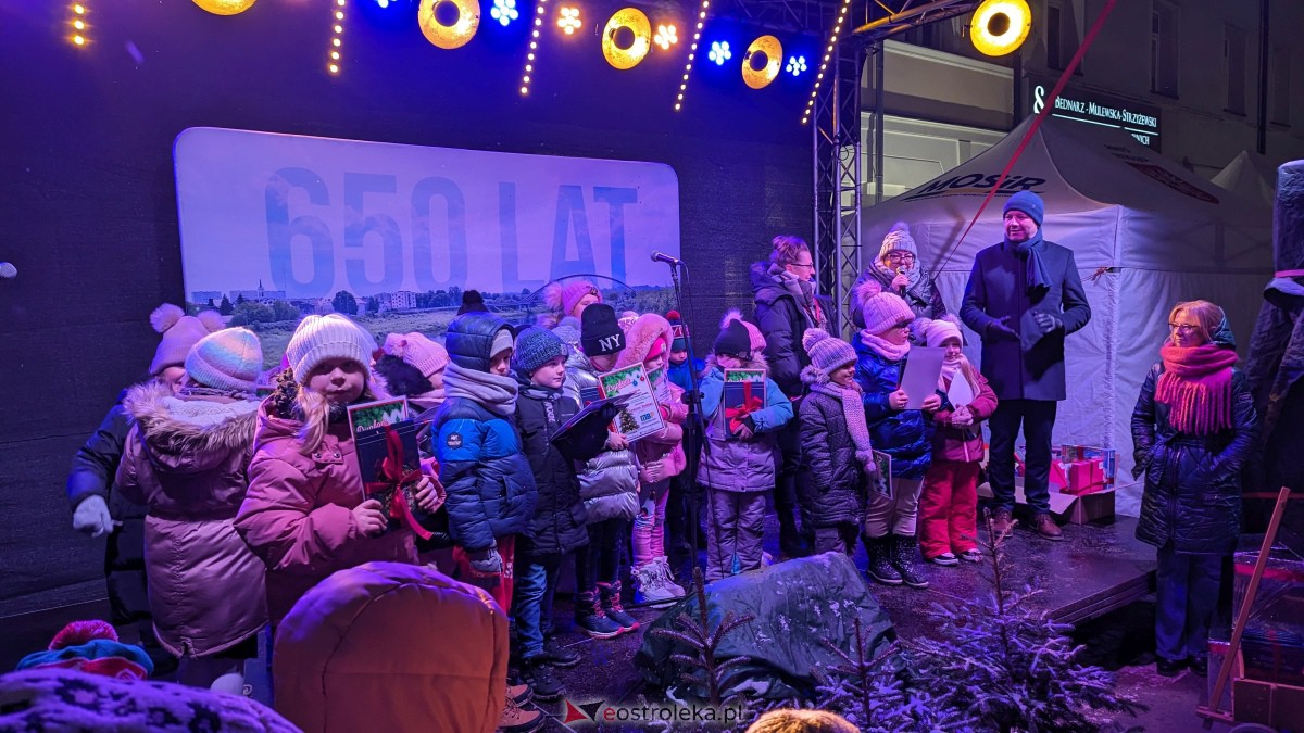 I KurpiowskiJarmark Bożonarodzeniowy w Ostrołęce - strojenie choinki [10.12.2023] - zdjęcie #110 - eOstroleka.pl