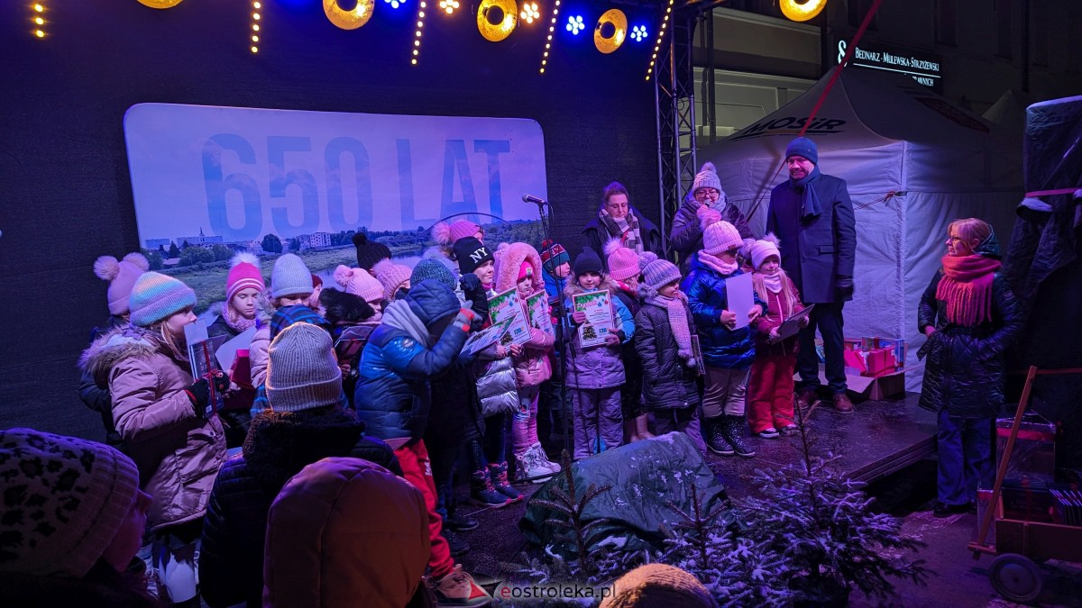 I KurpiowskiJarmark Bożonarodzeniowy w Ostrołęce - strojenie choinki [10.12.2023] - zdjęcie #102 - eOstroleka.pl