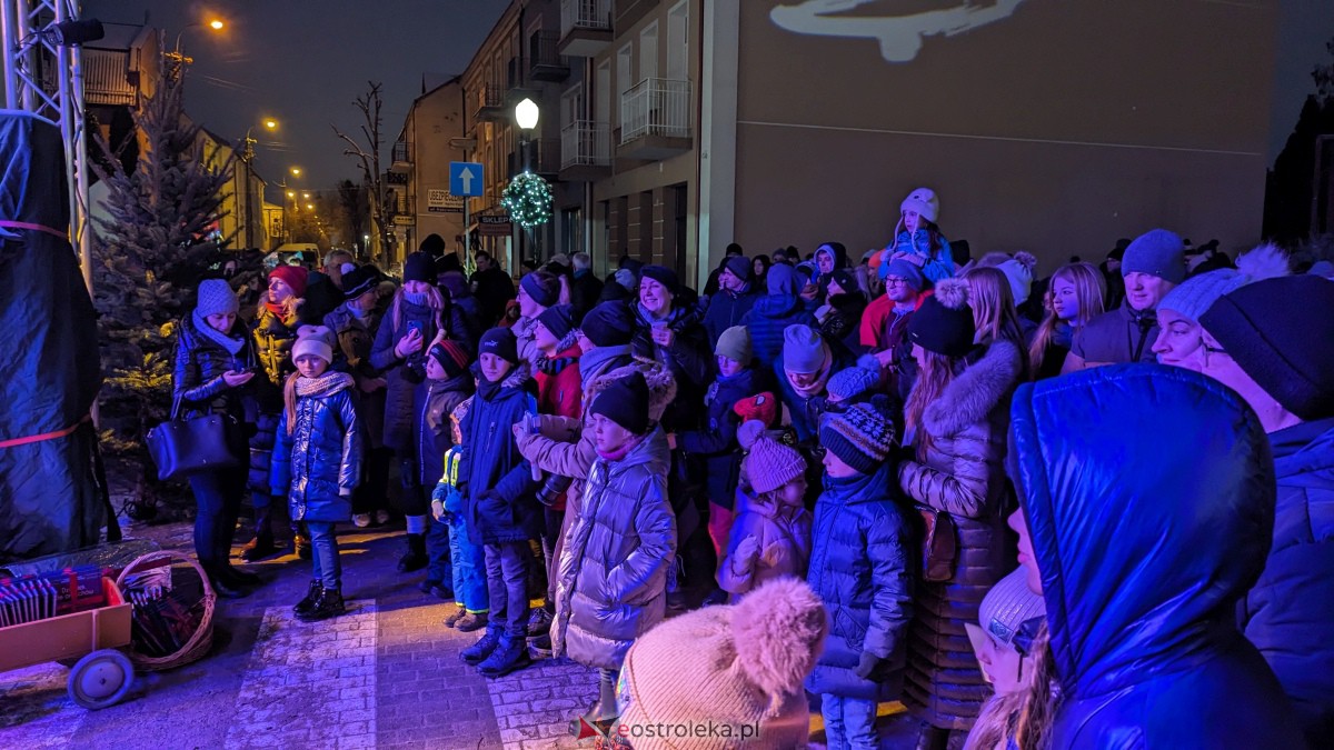 I KurpiowskiJarmark Bożonarodzeniowy w Ostrołęce - strojenie choinki [10.12.2023] - zdjęcie #98 - eOstroleka.pl