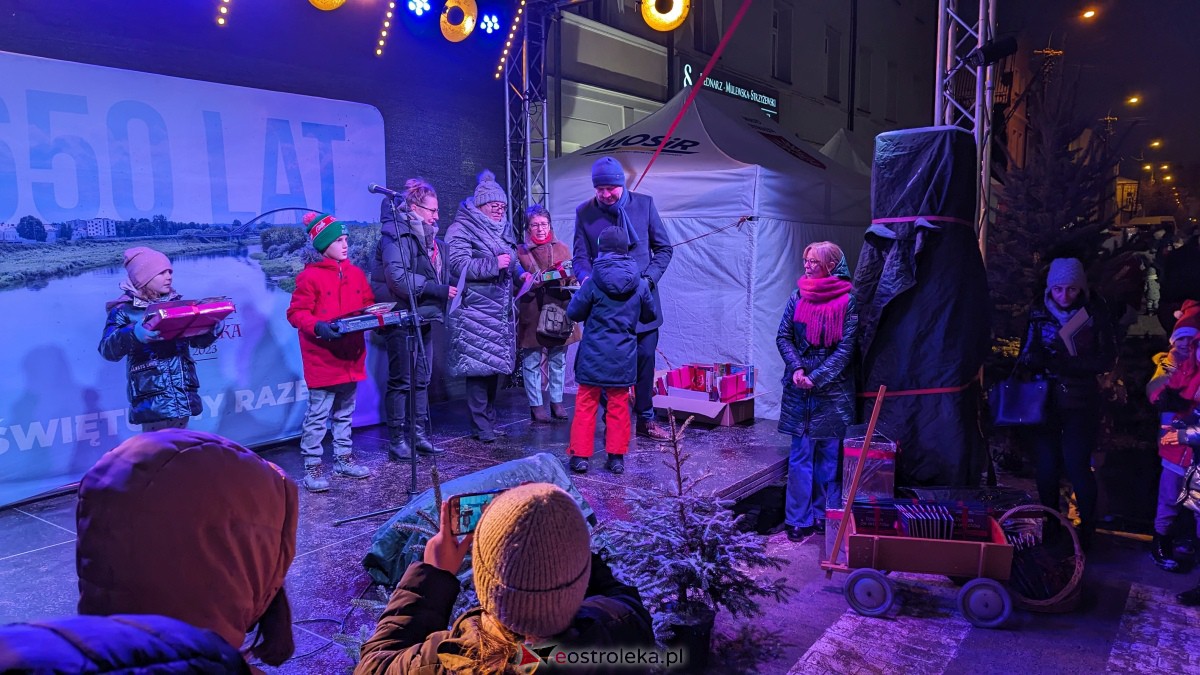 I KurpiowskiJarmark Bożonarodzeniowy w Ostrołęce - strojenie choinki [10.12.2023] - zdjęcie #92 - eOstroleka.pl