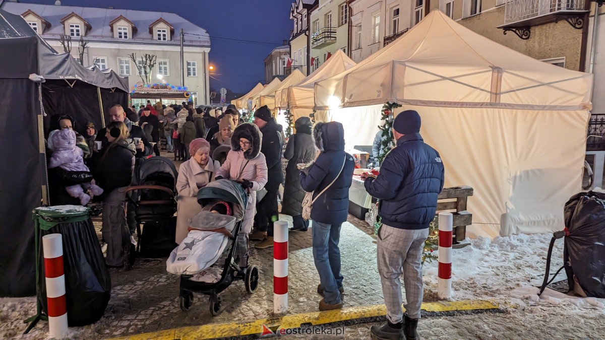I KurpiowskiJarmark Bożonarodzeniowy w Ostrołęce - strojenie choinki [10.12.2023] - zdjęcie #88 - eOstroleka.pl