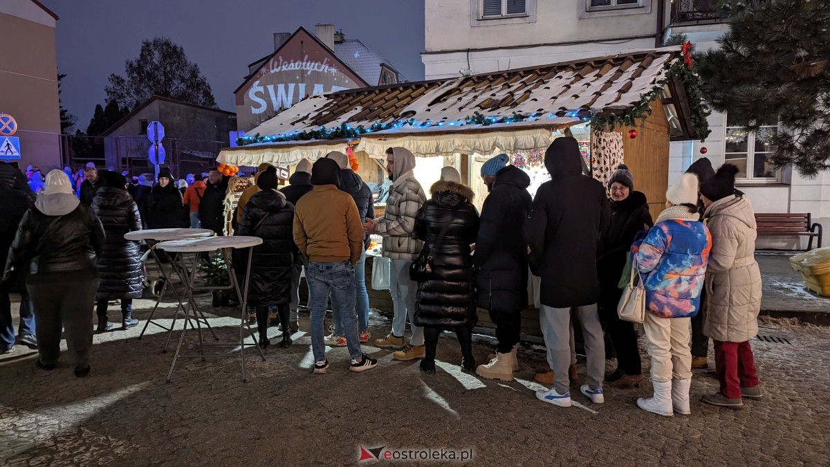 I KurpiowskiJarmark Bożonarodzeniowy w Ostrołęce - strojenie choinki [10.12.2023] - zdjęcie #86 - eOstroleka.pl