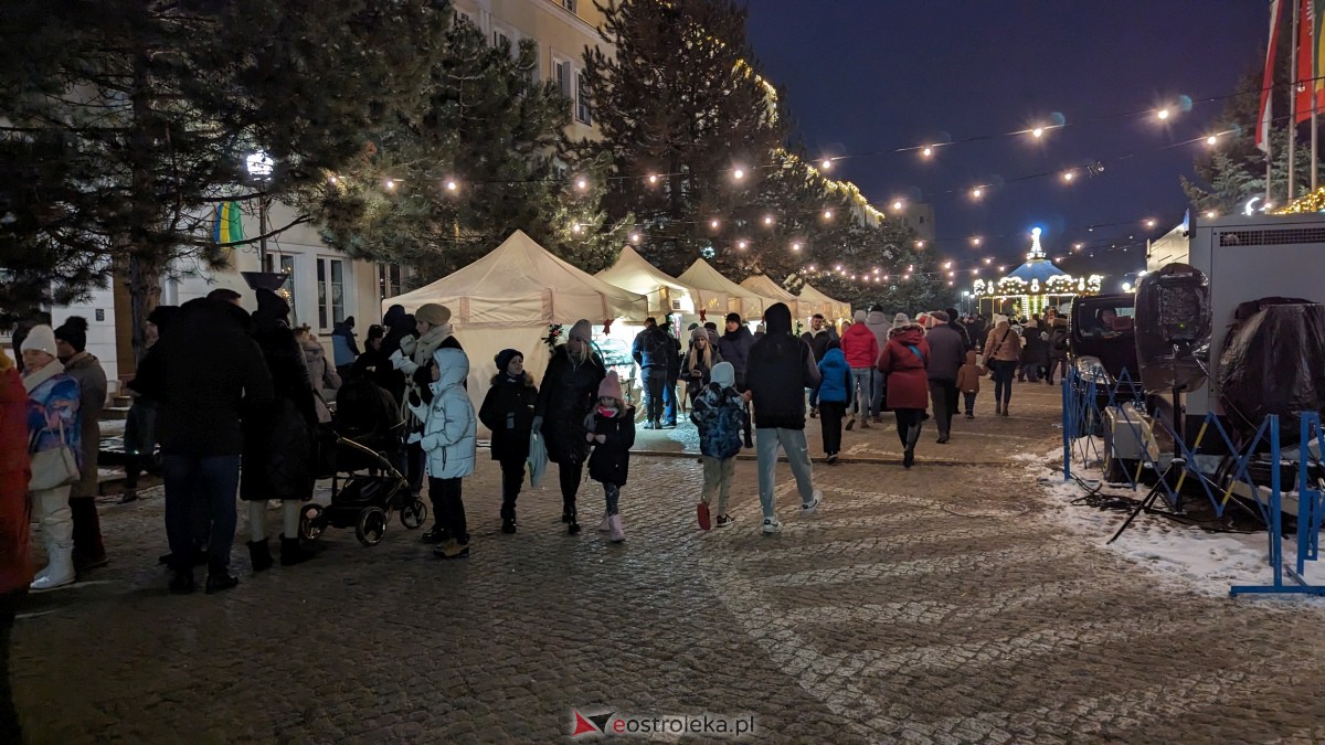 I KurpiowskiJarmark Bożonarodzeniowy w Ostrołęce - strojenie choinki [10.12.2023] - zdjęcie #81 - eOstroleka.pl