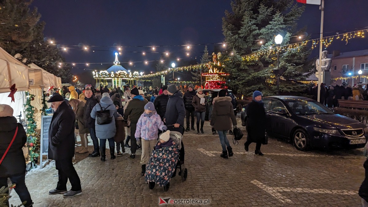 I KurpiowskiJarmark Bożonarodzeniowy w Ostrołęce - strojenie choinki [10.12.2023] - zdjęcie #78 - eOstroleka.pl