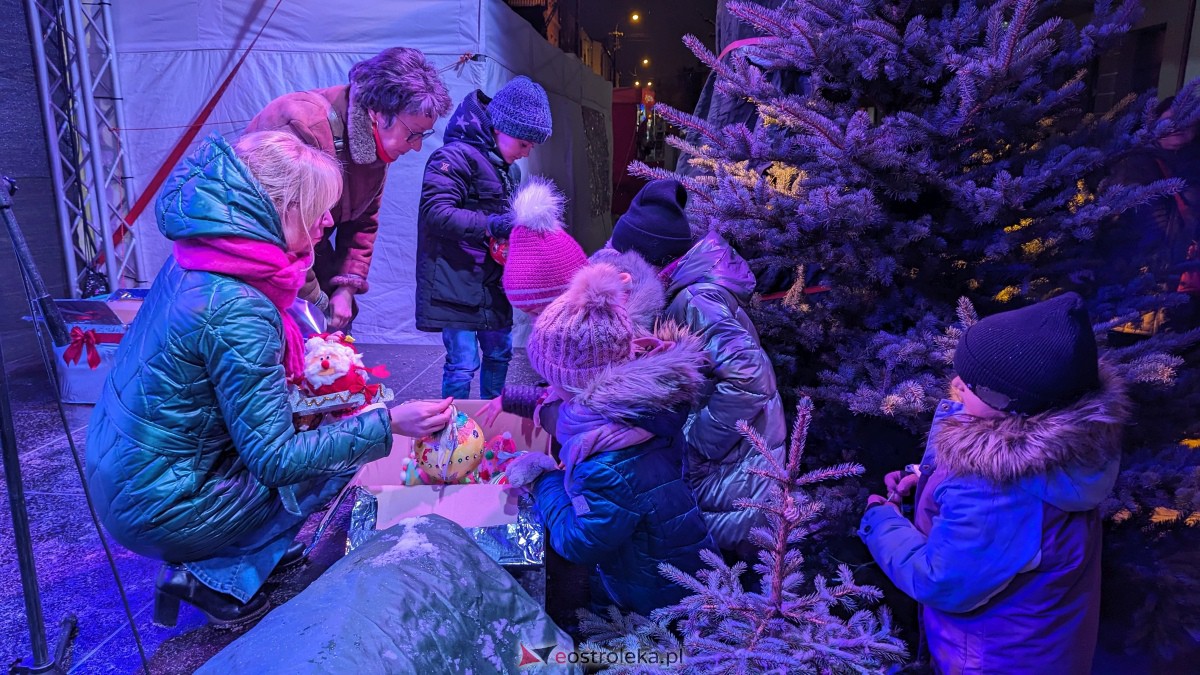 I KurpiowskiJarmark Bożonarodzeniowy w Ostrołęce - strojenie choinki [10.12.2023] - zdjęcie #49 - eOstroleka.pl