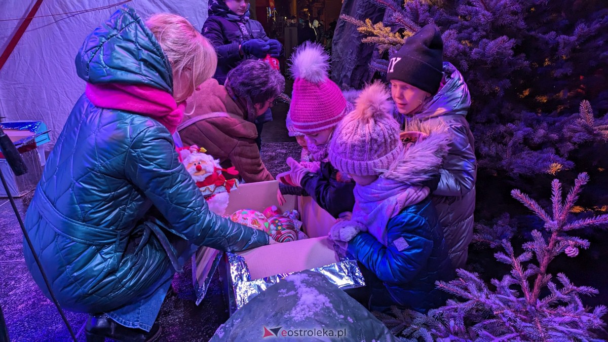 I KurpiowskiJarmark Bożonarodzeniowy w Ostrołęce - strojenie choinki [10.12.2023] - zdjęcie #48 - eOstroleka.pl