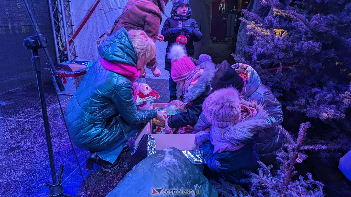 I KurpiowskiJarmark Bożonarodzeniowy w Ostrołęce - strojenie choinki [10.12.2023] - zdjęcie #47 - eOstroleka.pl