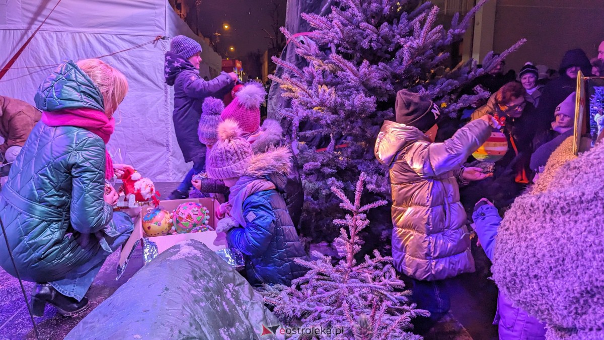 I KurpiowskiJarmark Bożonarodzeniowy w Ostrołęce - strojenie choinki [10.12.2023] - zdjęcie #46 - eOstroleka.pl