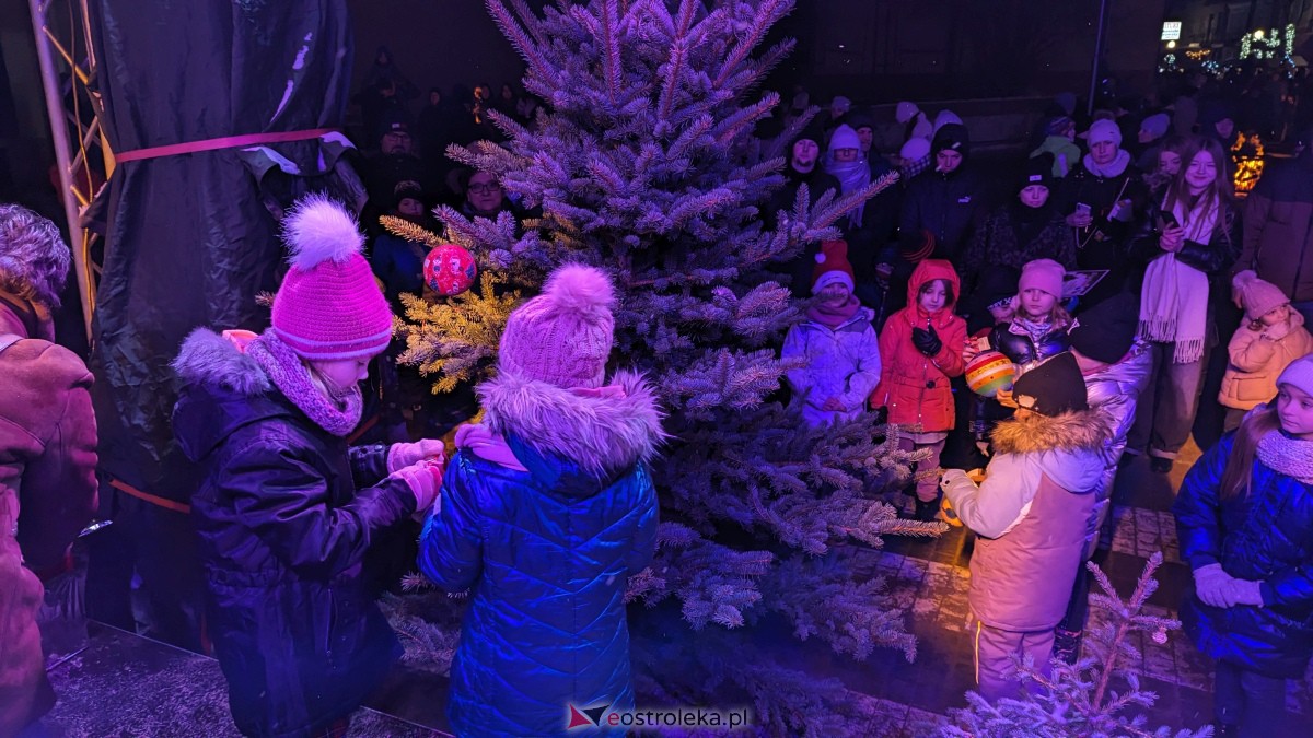 I KurpiowskiJarmark Bożonarodzeniowy w Ostrołęce - strojenie choinki [10.12.2023] - zdjęcie #44 - eOstroleka.pl
