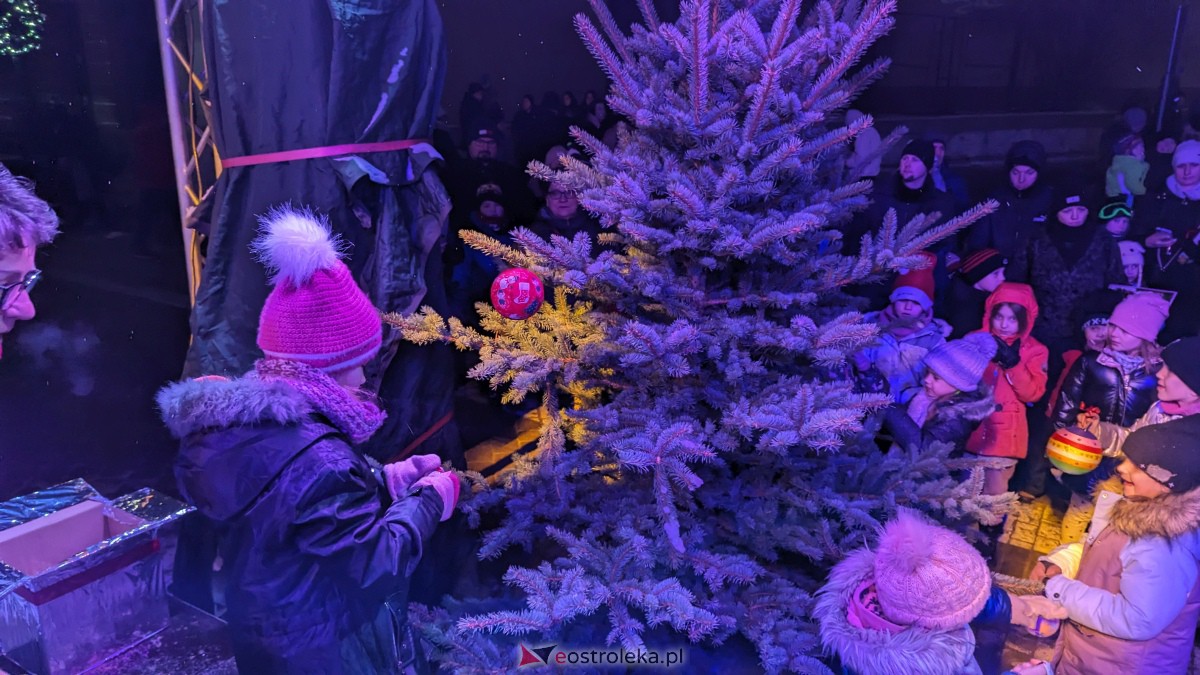 I KurpiowskiJarmark Bożonarodzeniowy w Ostrołęce - strojenie choinki [10.12.2023] - zdjęcie #43 - eOstroleka.pl