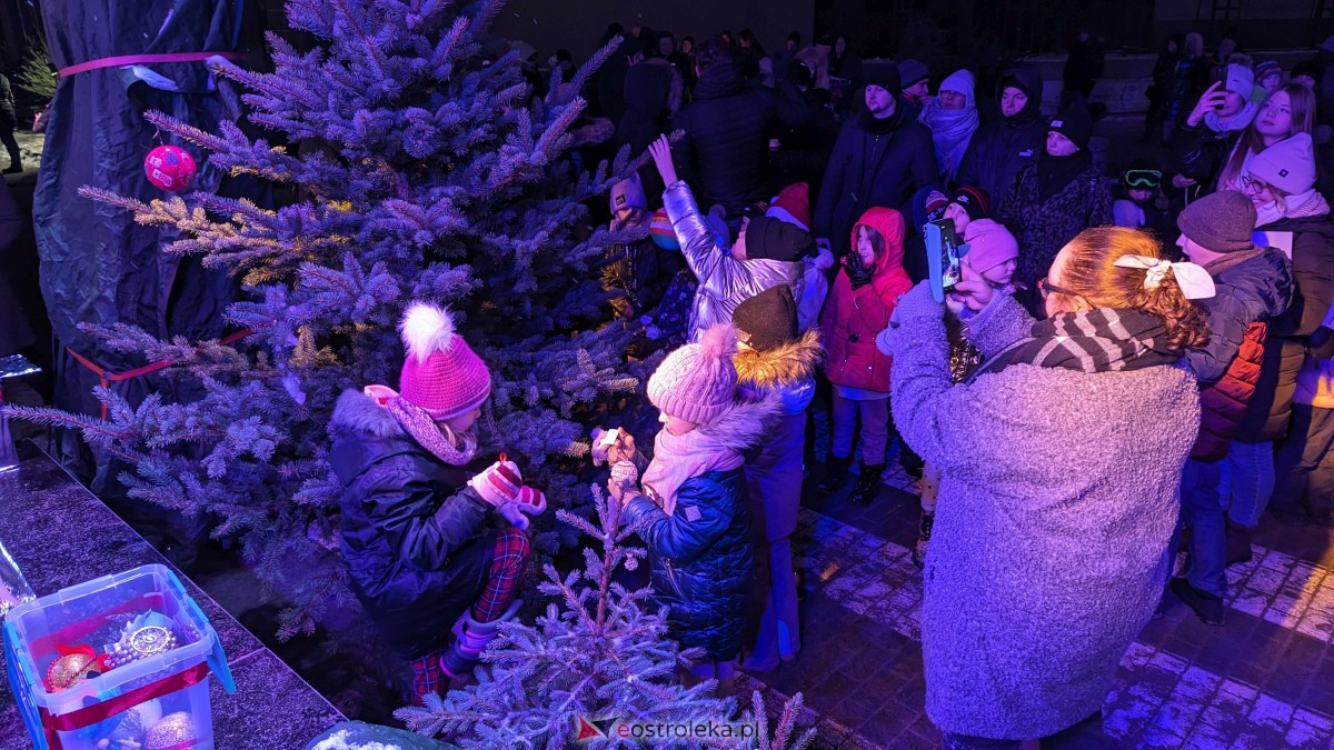 I KurpiowskiJarmark Bożonarodzeniowy w Ostrołęce - strojenie choinki [10.12.2023] - zdjęcie #41 - eOstroleka.pl