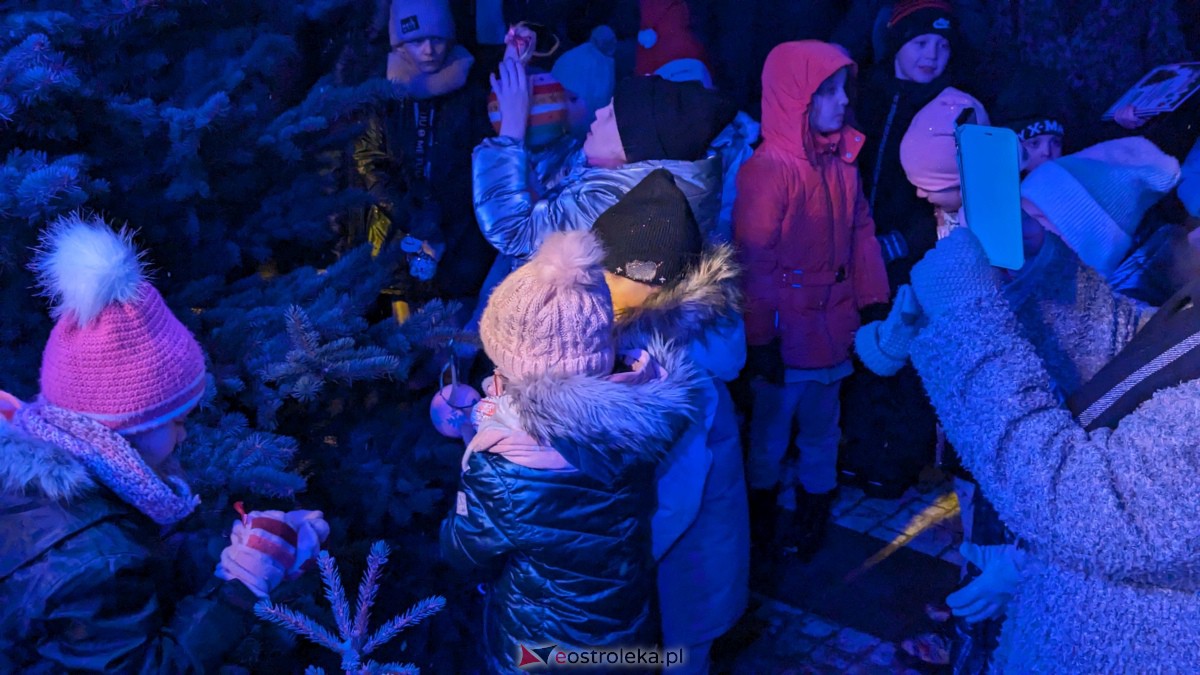 I KurpiowskiJarmark Bożonarodzeniowy w Ostrołęce - strojenie choinki [10.12.2023] - zdjęcie #39 - eOstroleka.pl