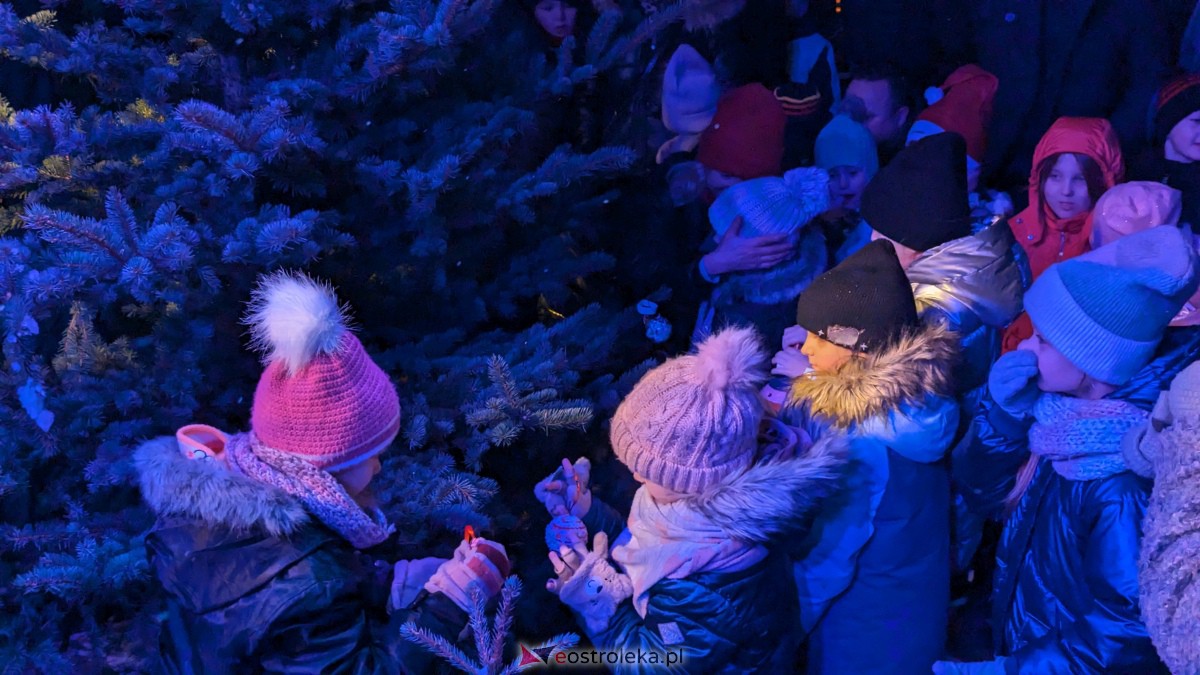 I KurpiowskiJarmark Bożonarodzeniowy w Ostrołęce - strojenie choinki [10.12.2023] - zdjęcie #38 - eOstroleka.pl