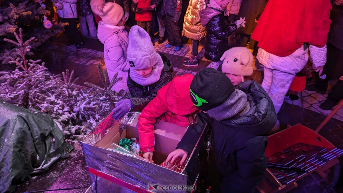 I KurpiowskiJarmark Bożonarodzeniowy w Ostrołęce - strojenie choinki [10.12.2023] - zdjęcie #36 - eOstroleka.pl