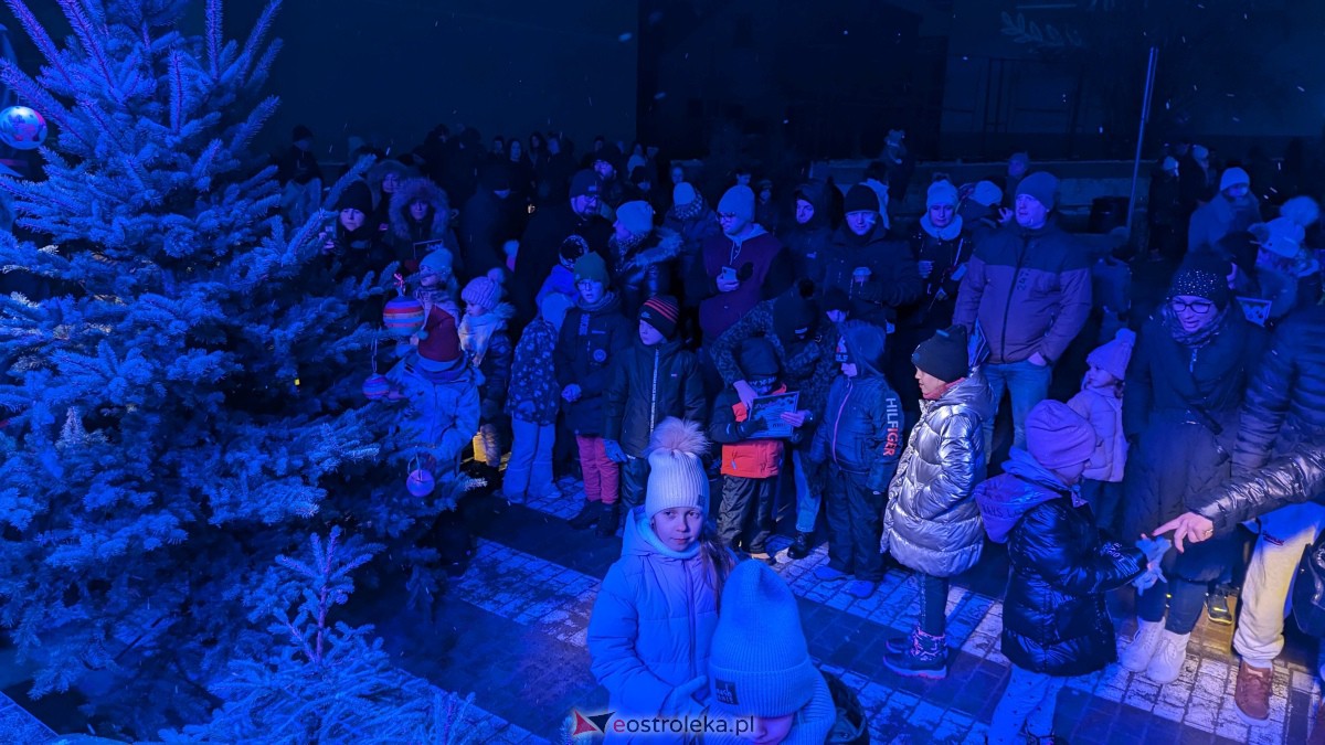 I KurpiowskiJarmark Bożonarodzeniowy w Ostrołęce - strojenie choinki [10.12.2023] - zdjęcie #35 - eOstroleka.pl