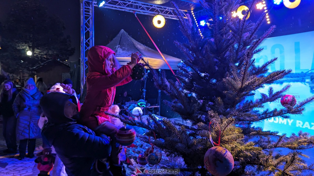 I KurpiowskiJarmark Bożonarodzeniowy w Ostrołęce - strojenie choinki [10.12.2023] - zdjęcie #33 - eOstroleka.pl