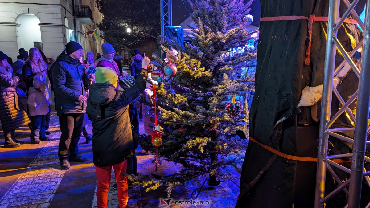 I KurpiowskiJarmark Bożonarodzeniowy w Ostrołęce - strojenie choinki [10.12.2023] - zdjęcie #32 - eOstroleka.pl