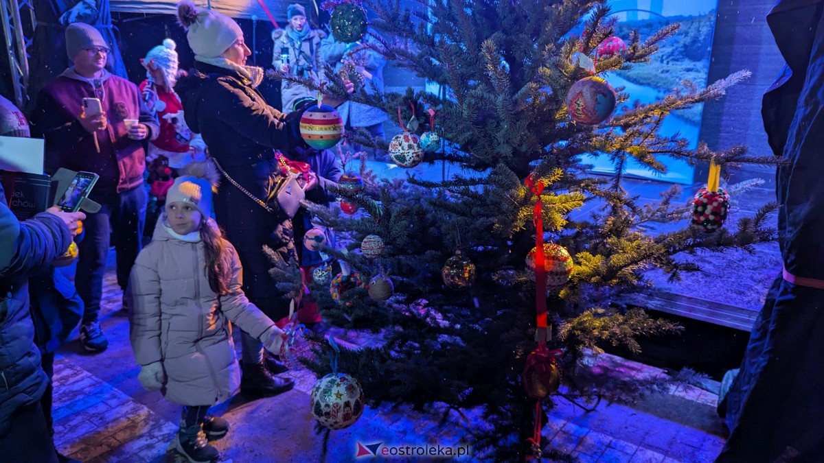 I KurpiowskiJarmark Bożonarodzeniowy w Ostrołęce - strojenie choinki [10.12.2023] - zdjęcie #30 - eOstroleka.pl