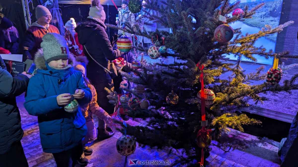 I KurpiowskiJarmark Bożonarodzeniowy w Ostrołęce - strojenie choinki [10.12.2023] - zdjęcie #29 - eOstroleka.pl