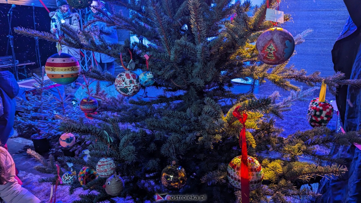 I KurpiowskiJarmark Bożonarodzeniowy w Ostrołęce - strojenie choinki [10.12.2023] - zdjęcie #28 - eOstroleka.pl