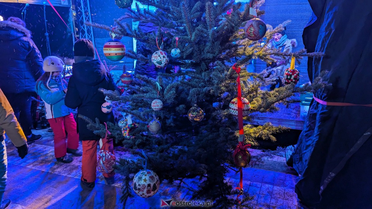 I KurpiowskiJarmark Bożonarodzeniowy w Ostrołęce - strojenie choinki [10.12.2023] - zdjęcie #25 - eOstroleka.pl