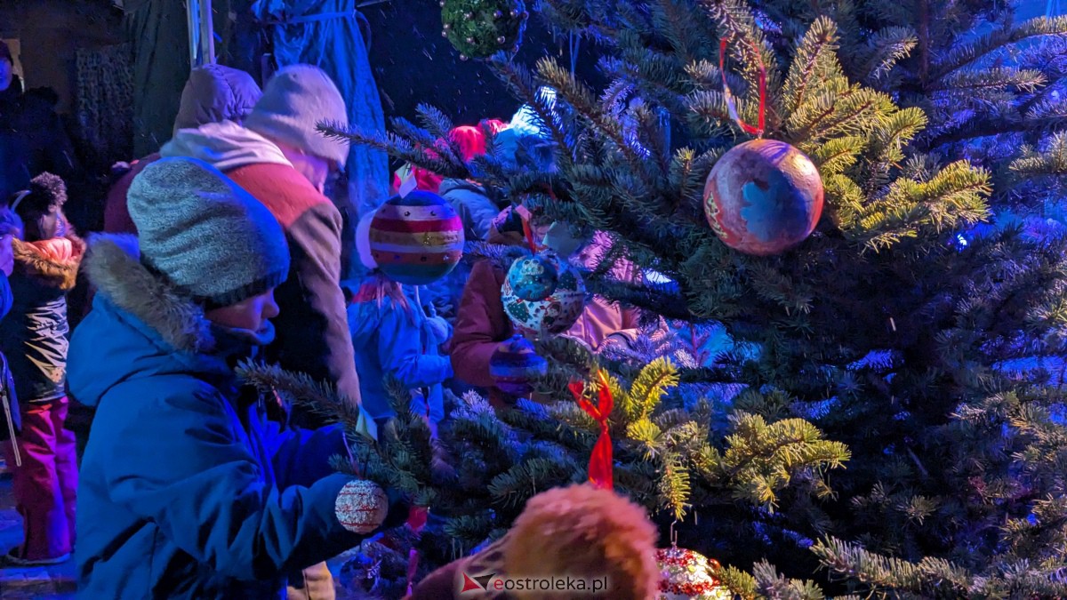 I KurpiowskiJarmark Bożonarodzeniowy w Ostrołęce - strojenie choinki [10.12.2023] - zdjęcie #22 - eOstroleka.pl