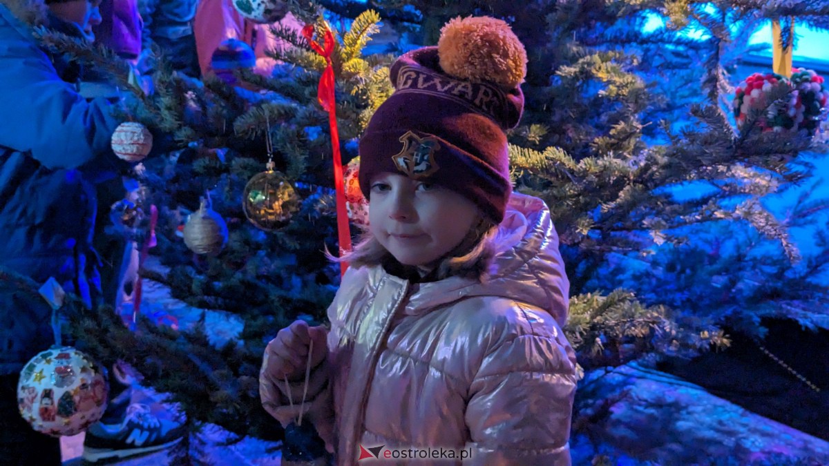 I KurpiowskiJarmark Bożonarodzeniowy w Ostrołęce - strojenie choinki [10.12.2023] - zdjęcie #21 - eOstroleka.pl